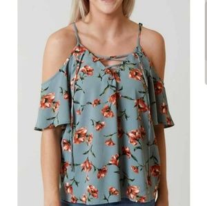 💙 Daytrip cold shoulder top